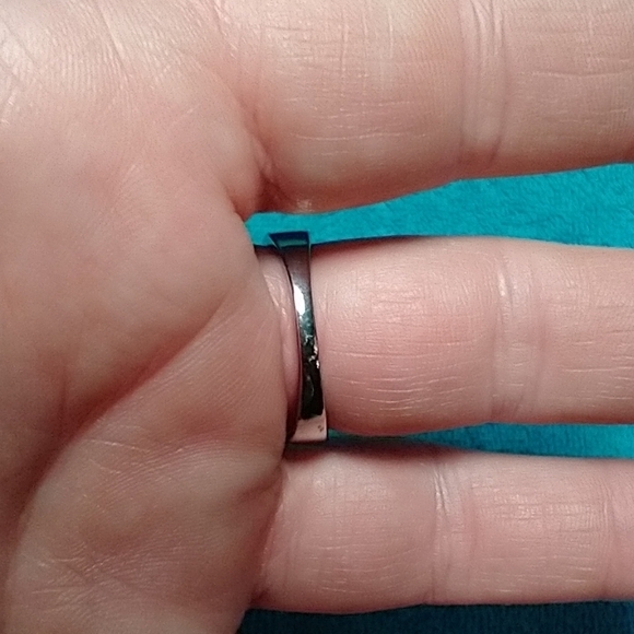 Silvertone large green stone decorative intricate ring - Picture 5 of 5